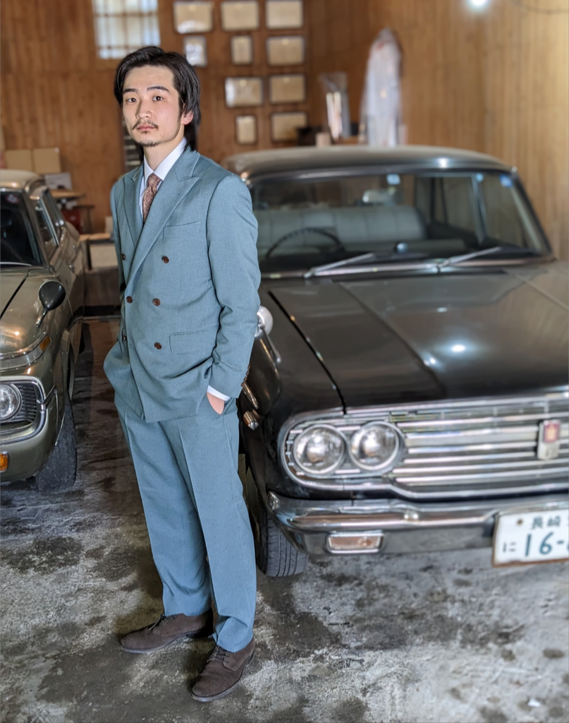 クラシックカーの前で撮影した、2021年に仕立てたダブルブレストのスーツ