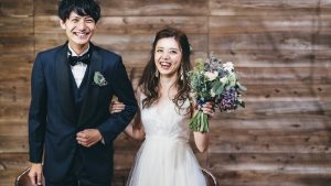 紺のタキシードを着た新郎と新婦